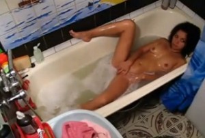 Šmírování ségry při její masturbaci ve vaně