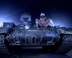 Armádní modelka si to rozdá s tankistou