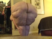 Velice plnoštíhlá žena zachycena při oblékání