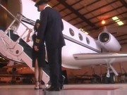 Pilot zkontroluje letušku