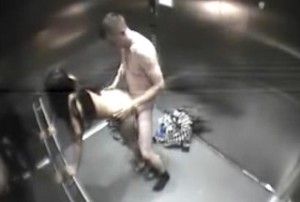 Skrytá kamera odhalí sexování ve výtahu