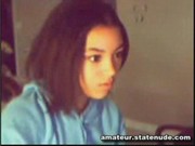 Holčička si hraje s kundičkou před webkamerou