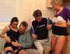 Syn si užije s matkou a otec s dcerou – české incest porno