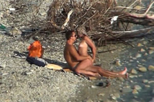 Amatérský pár sexuje na pláži – skrytá kamera