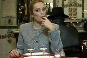 Dáma v restauraci svede ženáče od vedlejšího stolu (Laure Sainclair)