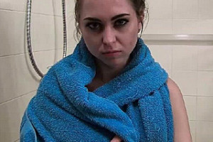 Klučina vyruší nevlastní sestru při masturbaci v koupelně (Riley Reid)