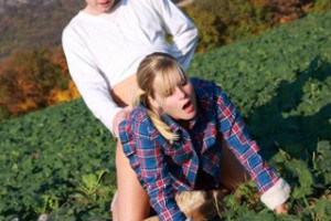 Mladý pár Agáta a Karel mrdá po práci na farmě – české porno