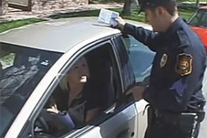 Neukázněná řidička nabízí policajtovi kundičku jako omluvu za přestupek