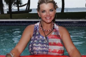 Úžasná milf Vicky Vette a její hluboká kuřba v bazénu